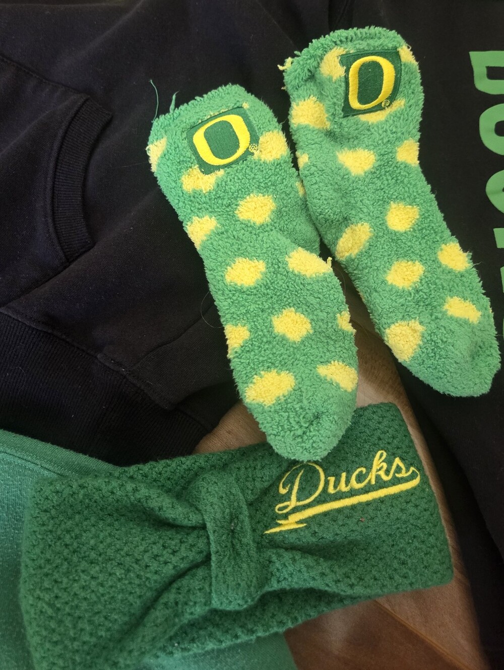 Womens Oregon Ducks Fuzzy Socks And Headband